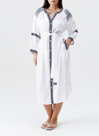 ally-white-navy-kaftan_curvemodel_2024_F