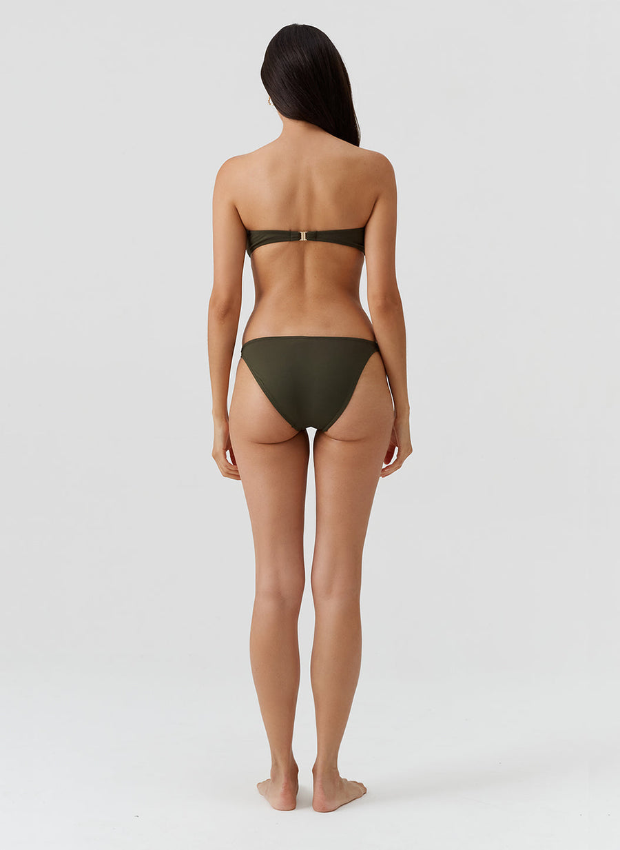 alba-olive-bikini_models_2026_B 