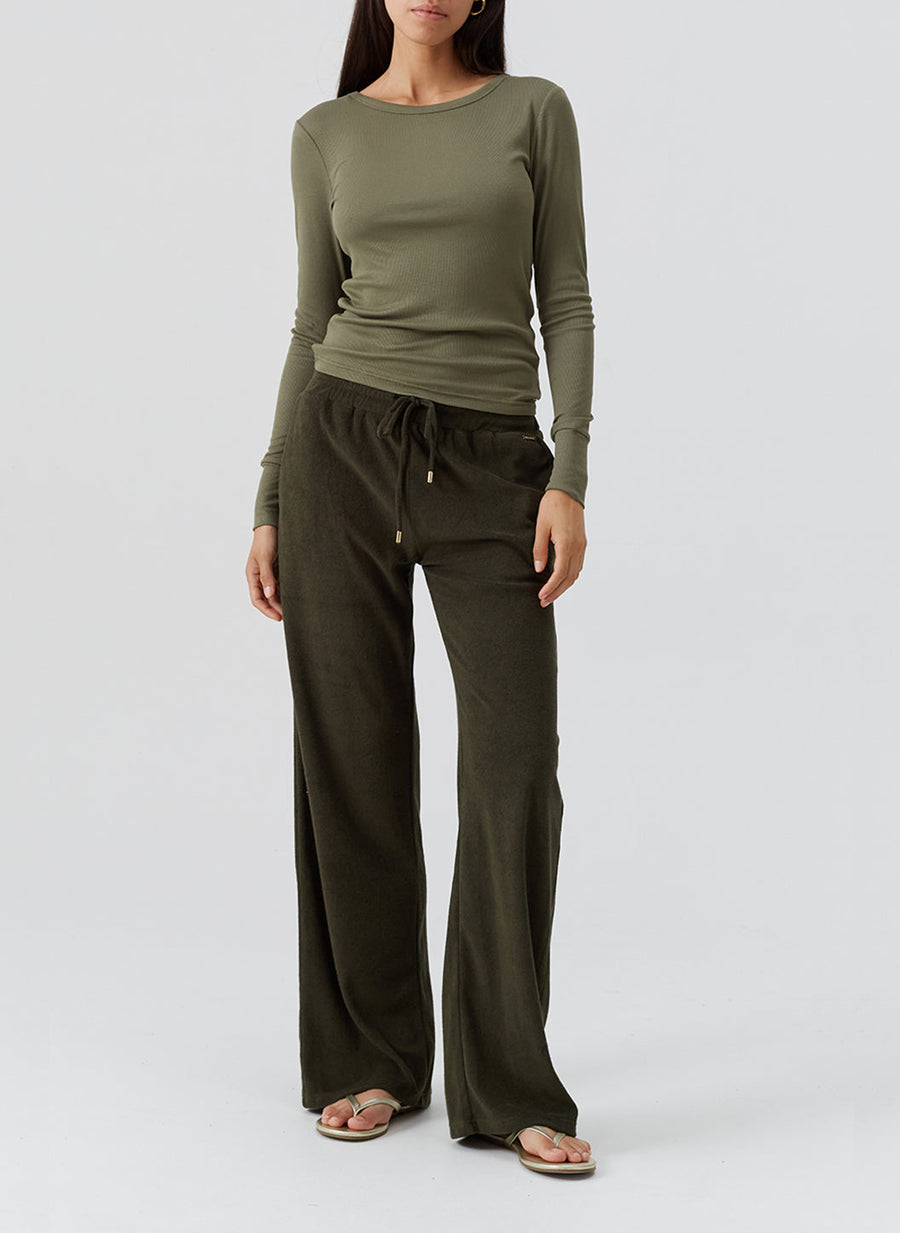 charlie-olive-long-sleeve-top_model_2026_F 