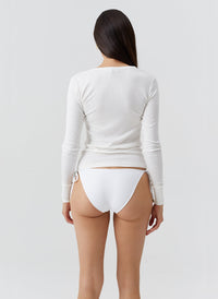 charlie-white-long-sleeve-top_model_2026_B 