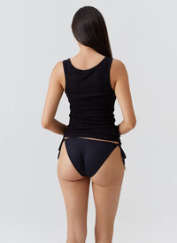 cora-black-vest_model_2026_B 