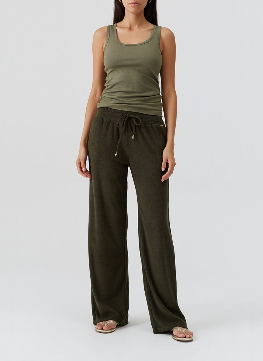cora-olive-vest_model_2026_F 
