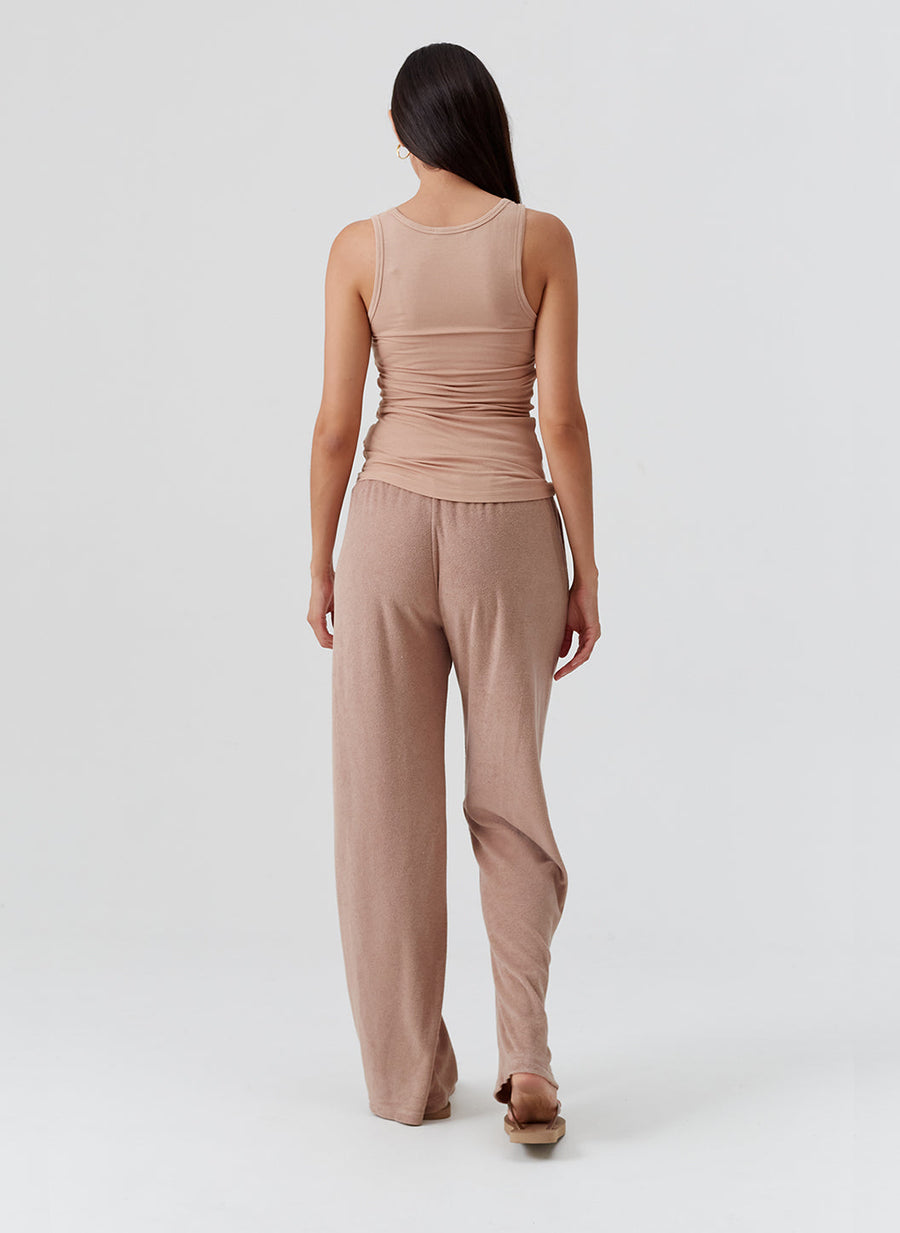 cora-tan-vest_model_2026_B 