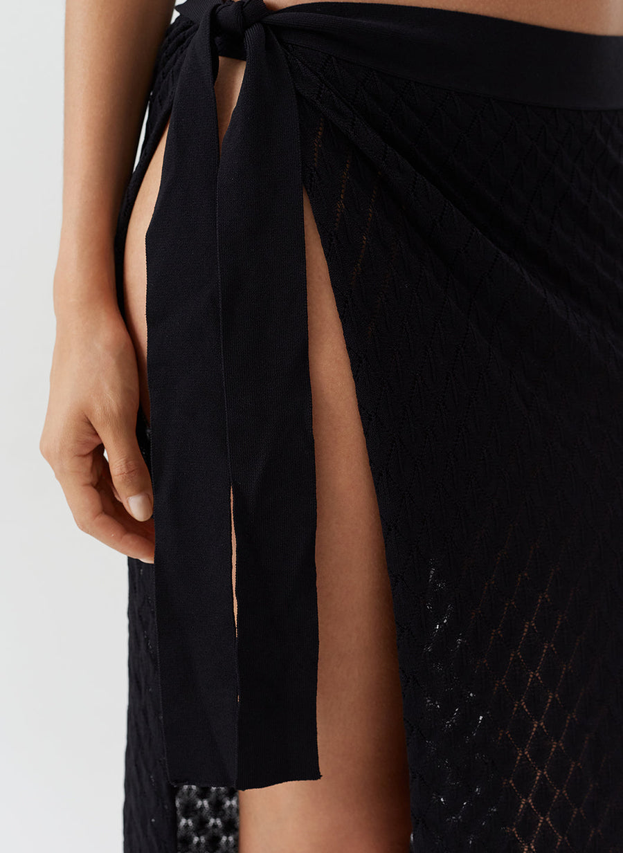 dawn-black-skirt_model_2027_closeup 