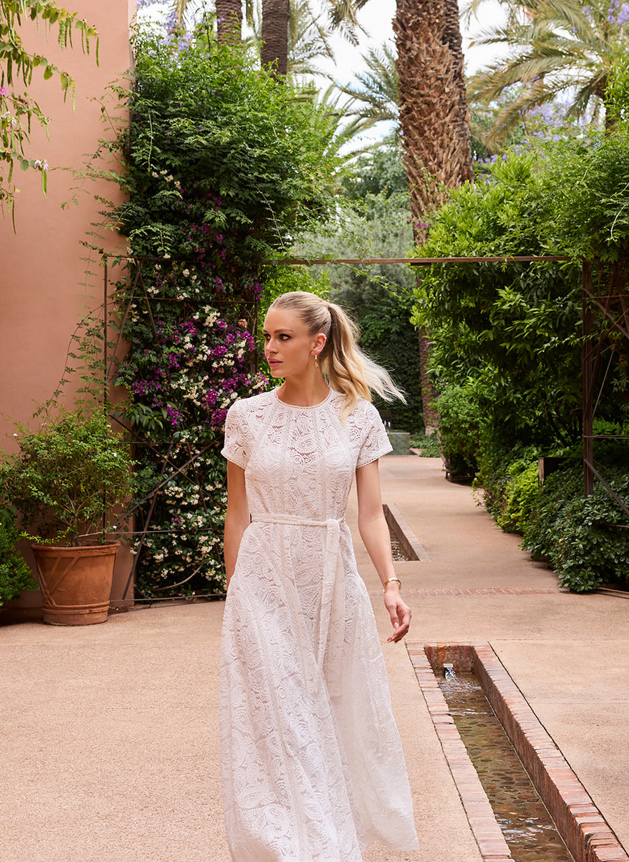 elara-white-dress_lifestyle_2026_2 