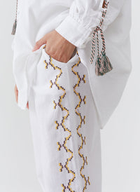 elvie-white-trousers_model_2026_closeup 