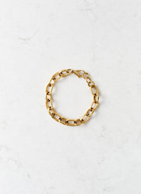 gold-chunky-chain-bracelet_studio_image 