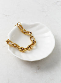 gold-chunky-chain-bracelet_studio_image_2 