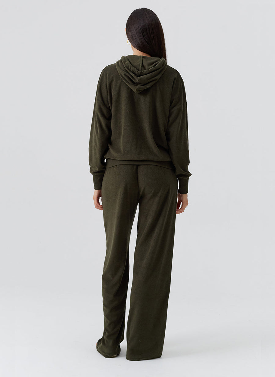 nora-olive-hoodie_model_2026_B 