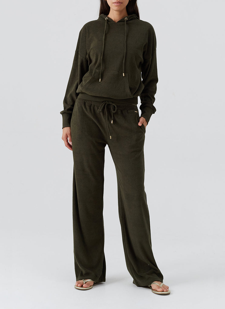 nora-olive-hoodie_model_2026_F 