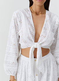 novie-white-skirt_closeup 