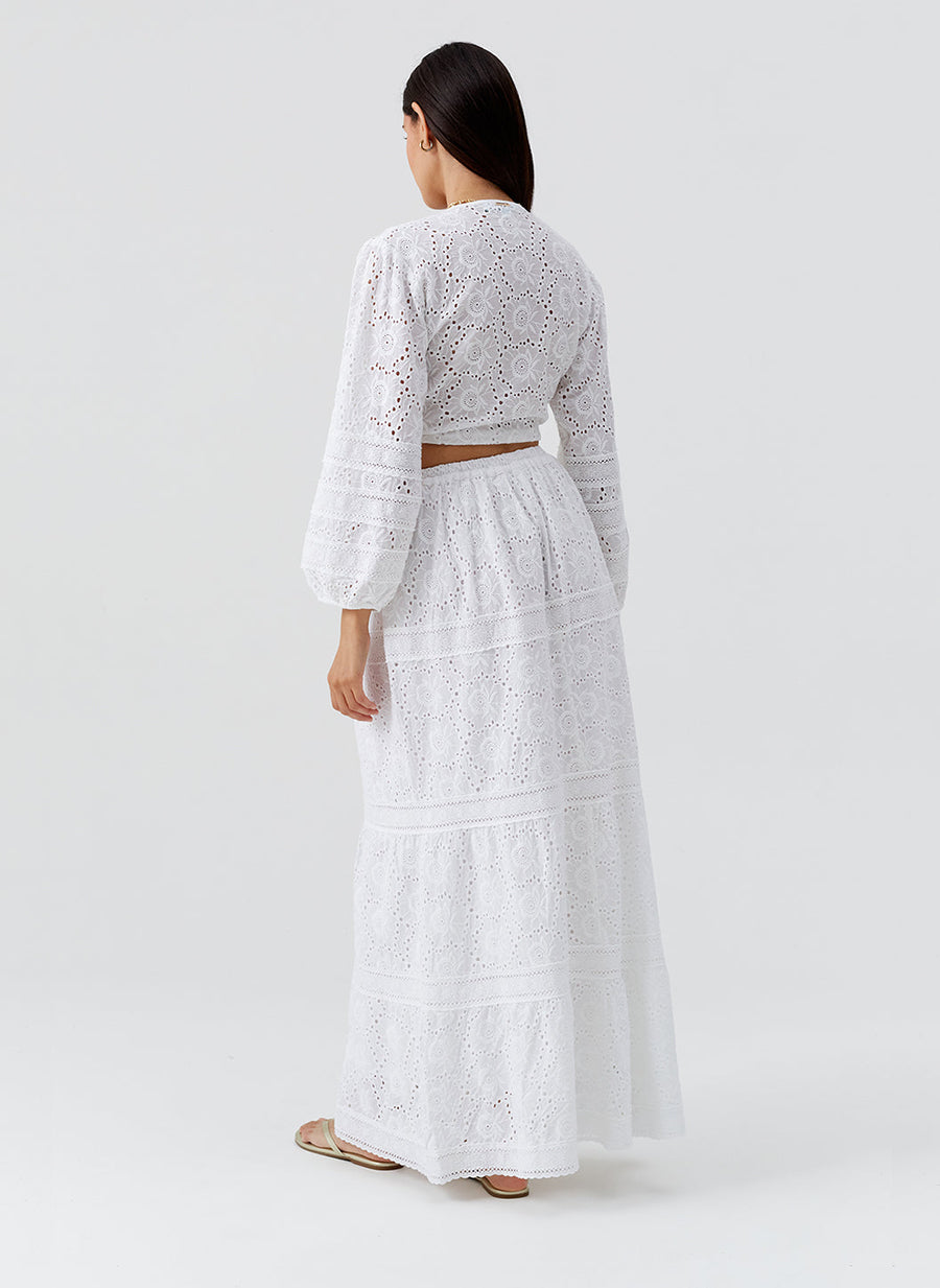 pia-white-top_model_2026_B 