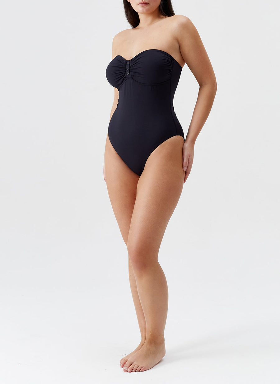 remy-black-swimsuit_curvemodel_2024_F
