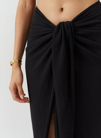 winnie-black-skirt_closeup 